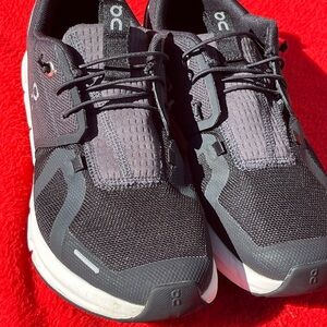 OnCloud Sky youth shoes size 6